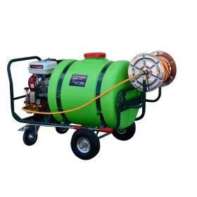   NAKAYAMA PRO 4-TAKTOVÝ NAFTOVÝ POSTRIKOVATEĽ 6,5 konských síl, NÁDRŽA 160 litrov, VÝVOD 36 litrov/min, TLAK 15-30 bar, NAFUKOVACIE KOLESA, NAVÍJAČ NA HADICU PRE 100 metrov (NS6200)